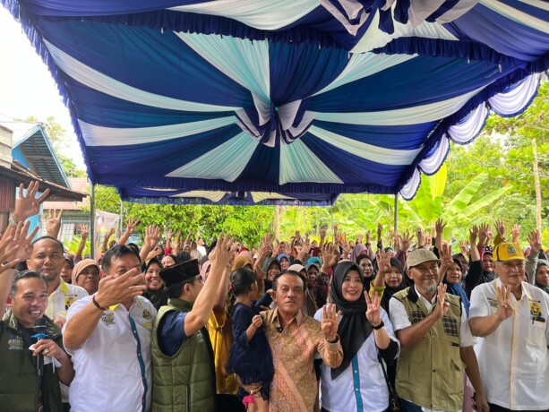 SEMANGAT BERSAMA RAKYAT: Calon Gubernur Kalteng Ir Abdul Razak menemui masyarakat Desa Basungkai, Kabupaten Kapuas, Jumat (18/10/2024)
