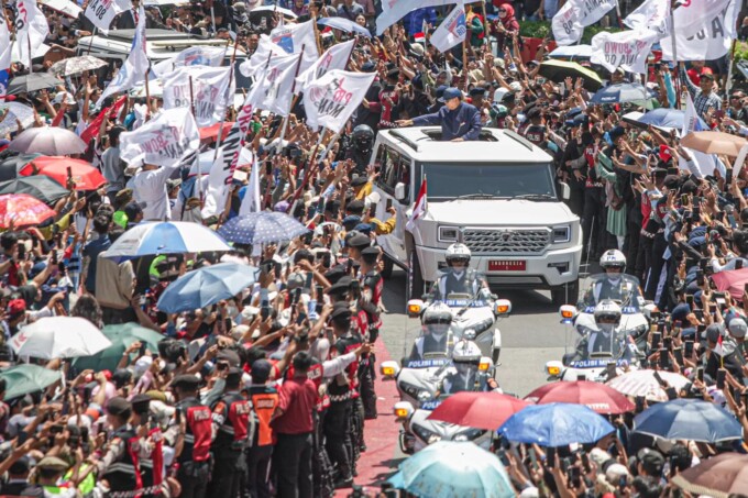 MENYAPA RAKYAT: Presiden RI ke-8 Prabowo Subianto menyapa masyarakat di Pesta Rakyat di Bundaran HI, Jakarta, Minggu (20/10/2024).