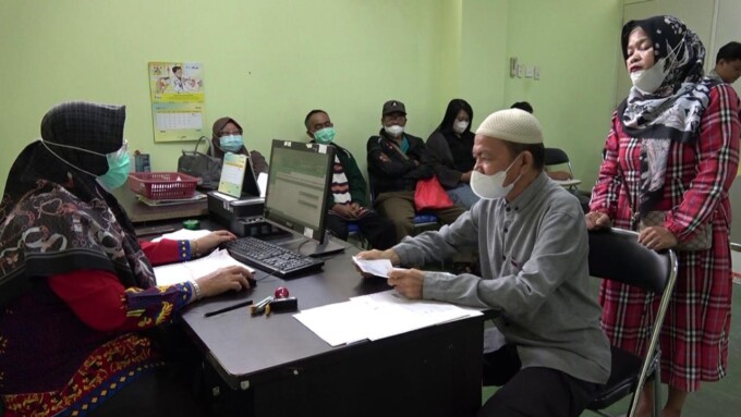 MELAYANI PASIEN : Petugas medis RSUD dr Murjani saat melakukan penanganan kepada pasien.