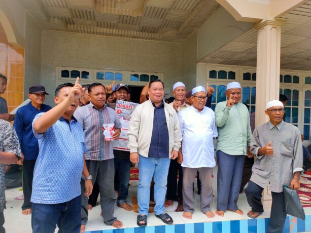 BLUSUKAN: Halikinnor saat menyapa warga Kecamatan MHS, Senin (21/10/2024).