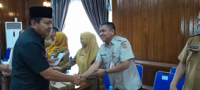 SALAMI KADIS: Pj Bupati Kobar Budi Santosa ketika menyalami para kepala perangkat daerah usai mengikuti rapat paripurna, Selasa (20/10/2024).