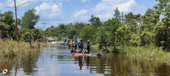 BANJIR HEBAT: Banjir di DAS Barito menyebabkan jalan poros Muara Teweh-Puruk Cahu lumpuh. Pemilik kendaraan harus menggunakan getek untuk bisa menyeberangi lokasi banjir. Tampak rumah warga di kawasan permukiman Puruk Cahu Seberang terendam banjir, Senin