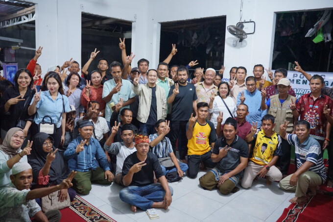 SILATURAHMI : Fairid Naparin dan Achmad Zaini, terus  memperkuat komunikasi dengan masyarakat, kali ini bersama masyarakat dan relawan di Jalan Mahir Mahar, Kelurahan Bukit Tunggal, pada Minggu malam (20/10/2024).