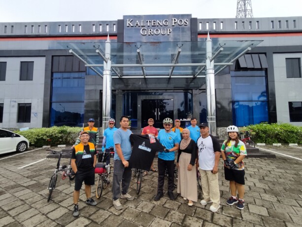 SEMANGAT BEROLAHRAGA: Komunitas Hakumpul Seli Palangka Raya bertukar cendera mata di halaman Kalteng Pos, Sabtu (19/10/2024).