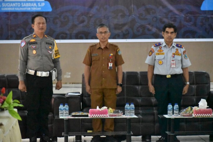 SOSIALISASI : Sekda Lamandau M Irwansyah disela-sela kegiatannya saat menghadiri kegiatan webinar serta sosialisasi keselamatan berlalu liralntas Tingkat SLTA/Sederajat se Kalimantan Tengah Tahun 2024,di Aula Bappedalitbang Lamandau,  belum lama tadi.