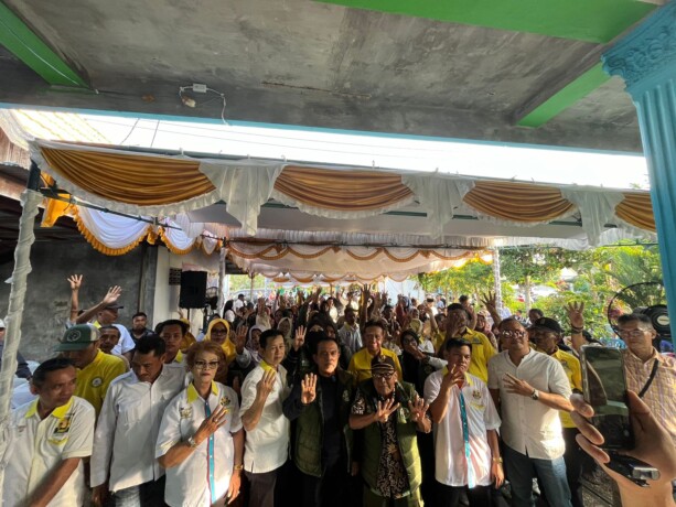 DUKUNGAN PENUH: Calon Gubernur Kalteng Abdul Razak berfoto bersama warga Buntok, setiap kunjungan ke daerah Abdul Razak dan Sri Suwanto selalu mendapat sambutan yang antusias.