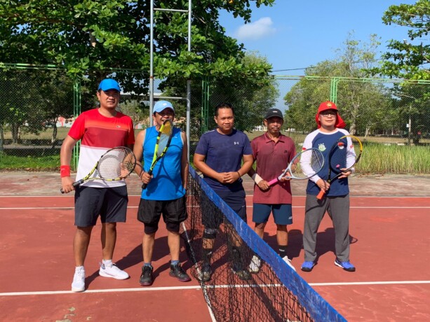 OLAHRAGA BERSAMA: Kepala Kejaksaan Negeri Katingan Subari Kurniawan SH MH dan jajarannya, ketika foto bersama dengan PELTI Katingan di lapangan tenis komplek Sport Center Kasongan, Sabtu (26/10/2024).