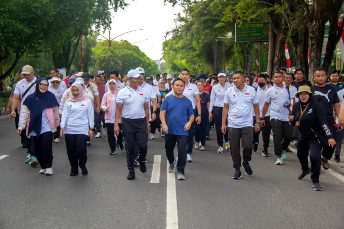 SEMANGAT KEBERSAMAAN: Pangdam XII/Tanjungpura Mayjen TNI Iwan Setiawan, Gubernur Kalteng Sugianto Sabran, Danrem 102/Pjg Brugjen TNI Iwan Rosandriyanto, forkopimda, dan masyarakat mengikuti jalan satai bertajuk Silaturahmi Kebangsaan, Jumat pagi (25/10/20