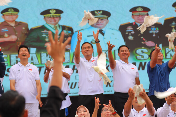 IKUT MEMERIAHKAN: Wakapolda Kalteng, Brigjen Pol Dr. Rakhmad Setyadi, menghadiri jalan santai dan silaturahmi kebangsaan yang diselenggarakan oleh Korem 102/Panju Panjung, Jumat (25/10/2024).