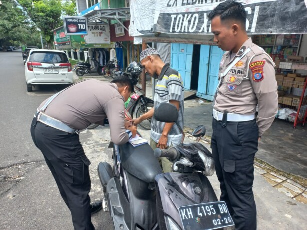 DIINGATKAN: Satlantas Polres Kapuas, melaksanakan patroli rutin di Jalan Raya, Sabtu (26/10/2024).