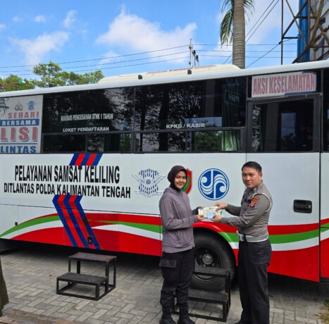 BERI KEMUDAHAN: Ditlantas Polda Kalteng secara aktif menggelar pelayanan Samsat di area CFD Kota Palangka Raya, Minggu (27/10/2024).