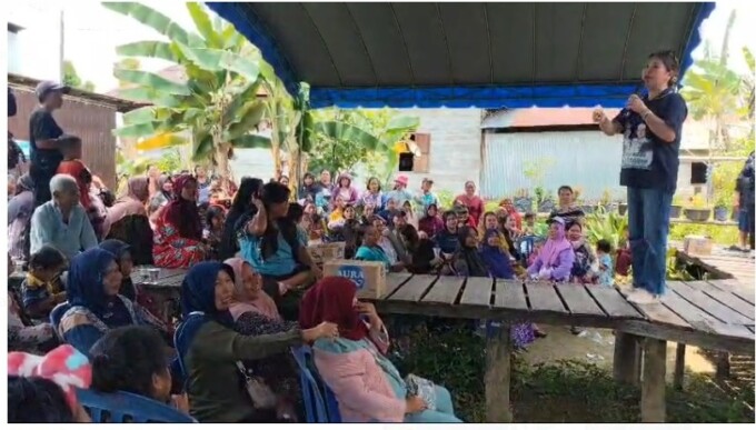 YAKIN MENANG : Netty Willy Midel Yoseph, istri dari calon Gubernur Kalimantan Tengah Willy Midel Yoseph (WMY) saat menghadiri kampanye terbatas di Desa Petak Bahandang, Kecamatan Tasik Payawan, Kabupaten Katingan, Kamis (24/10).