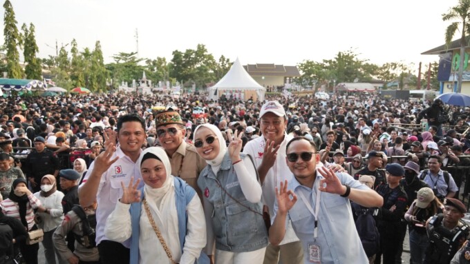 DIHADIRI RIBUAN ORANG : Pasangan Agustiar dan Edy Pratowo melaksanakan kampanye akbar di Lapangan Bukit Ngalangkang, Kapuas.