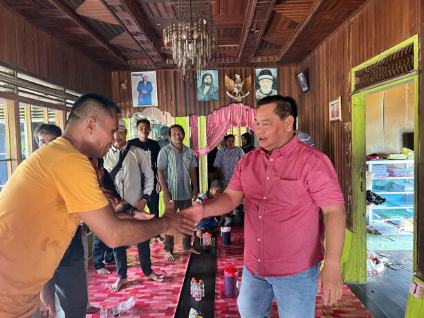 MERAKYAT: Halikinnor saat menyapa warga Kotim, belum lama ini.