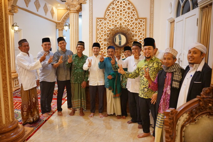 SILATURAHMI : Pasangan calon wali kota dan wakil wali kota Palangka Raya, Fairid Naparin dan Achmad Zaini silaturahmi dengan Jemaah Masjid Gede.