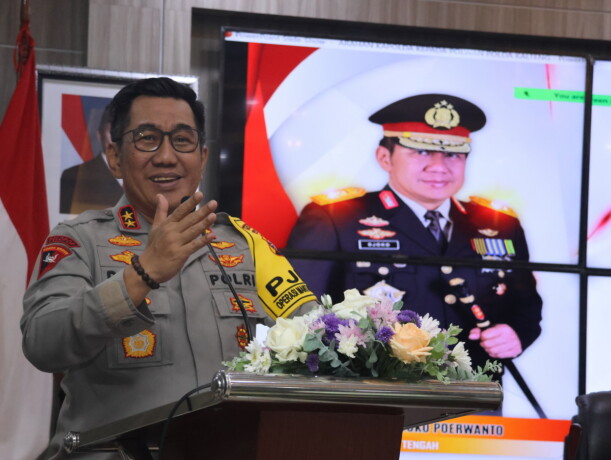 ARAHAN: Kapolda Kalteng Irjen Pol Drs. Djoko Poerwanto menggelar pertemuan dengan jajaran Polwan Polda Kalteng.