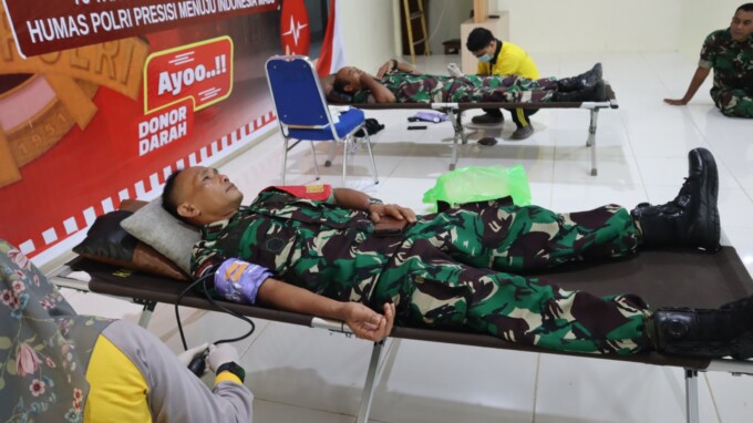 DONOR DARAH : Personel Kodim 1017/Lmd ikut donor darah dalam rangka HUT ke-73 Humas Polri di Mapolres Lamandau, Selasa(29/10/2024).