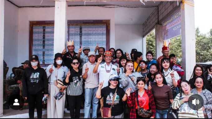SOSOK MERAKYAT : Willy Midel Yoseph (WMY) saat bersama masyarakat yang mendukungnya.