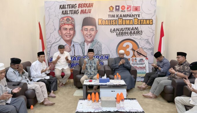 Doa bersama: Guru Zainal hadir di tengah-tengah Agustiar Sabran dan  para tokoh agama, relawan dari Sahabat Gus Edy Kalteng.