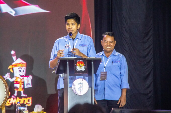 DEBAT PERDANA: Dua pasangan bupati dan wakil Bupati Barito Utara, Gogo Purman Jaya-Hendra Nakalelo dan Akhmad Gunadi-Sastra Jaya, beradu gagasan pada debat perdana, Rabu (30/10/2024).