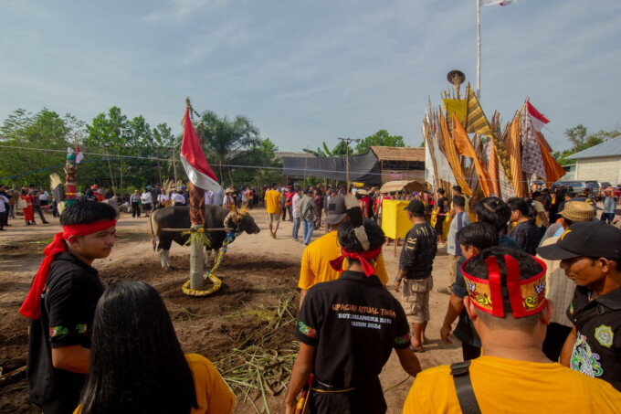 MENGHADIRI :  Calon wakil wali kota Achmad Zaini menghadiri upacara ritual Tiwah Massal, yang merupakan sebuah prosesi adat Hindu Kaharingan di Palangka Raya, Selasa (29/10/2024).