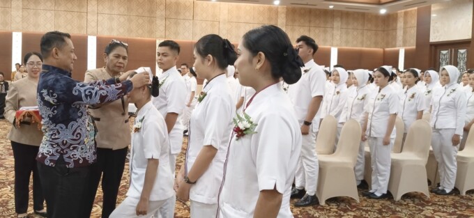 SIMBOLIS : Ketua STIKES Eka Harap Maria Adelheid Ensia S Pd M Kes di damping Perwakilan Dari RS Doris Syilvanus Ady Fraditha S Kep Ners Saat Pemasangan Kap dan Pin kepada Mahasiswa dan Mahasiswi STIKES Eka Harap di Salah satu Hotel Kota Palangka Raya, Kam