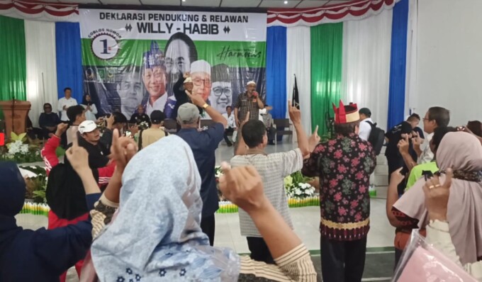 DEKLARASI : Pasangan calon Gubernur dan Wakil Gubernur Kalimantan Tengah, Willy Midel Yoseph (WMY) dan Habib Ismail bin Yahya saat deklarasi kemenangan di Kabupaten Lamandau, Jumat (4/10).
