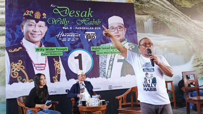 DISKUSI : Willy Midel Yoseph (WMY) dan Habib Ismail bin Yahya saat menjawab pertanyaan audiens pada acara
