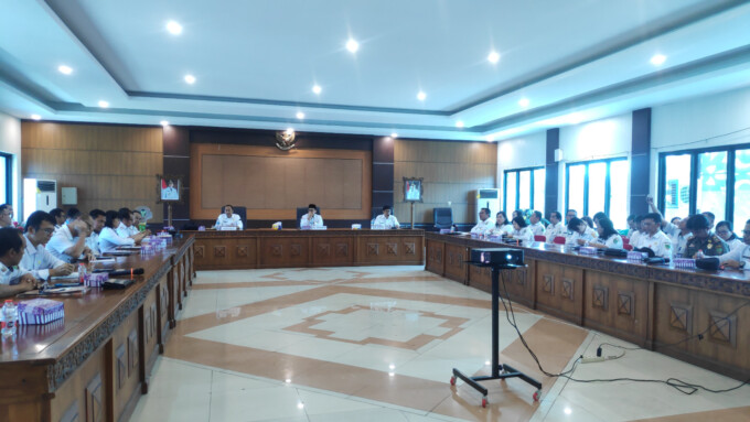 SERIUS: Pj Bupati Bartim, Indra Gunawan memimpin Rapat Evaluasi PKN dan PKA di ruang rapat Kantor Bupati, kemarin.