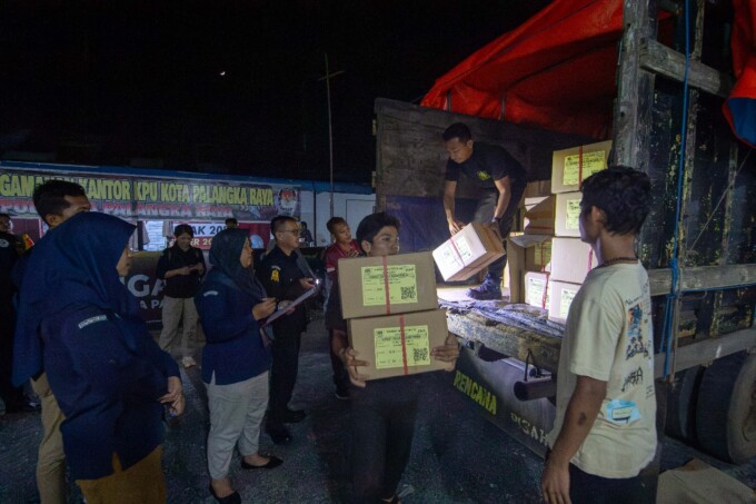 SURAT SUARA : Logistik pemilihan kepala daerah berupa surat suara untuk Pilkada Kalteng 2024 sudah tiba di Kantor KPU Kota Palangka Raya, Senin (28/10/2024) dini hari.