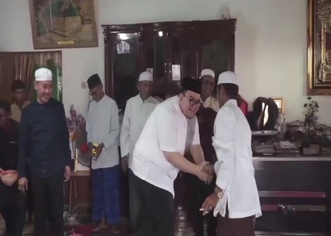 MENGHADIRI : Pasangan Calon Bupati dan Wakil Bupati Kapuas, Dealdo Dwirendragraha Bahat-H Parij Ismeth Rinjani bersama Ketua Tim Pemenangan H Wahyu Dinata saat menghadiri kegiatan di masyarakat, beberapa waktu lalu.