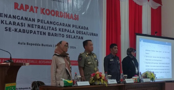 RAKOR : Pj Bupati Barito Selatan Deddy Winarwan bersama Bawaslu dan pejabat lainnya mengikuti rapat koordinasi di Aula Bappeda Barsel, beberapa waktu lalu.