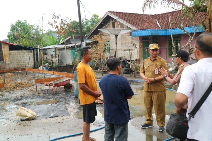 PEDULI : Pjs Bupati Kotawaringin Timur Shalahuddin saat menyambangi korban kebakaran di Kecamatan Kota Besi, belum lama ini.