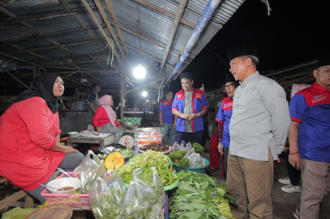 BLUSUKAN : Calon Wali Kota Palangka Raya Rojikinnor didampingi mantan Wali Kota Palangka Raya HM Riban Satia serta tim pemenangan pasangan calon wali kota Rojikinnor-Vina Panduwinata saat blusukan ke pasar malam di Jalan Tjilik Riwut Km 8, Rabu malam (9/1
