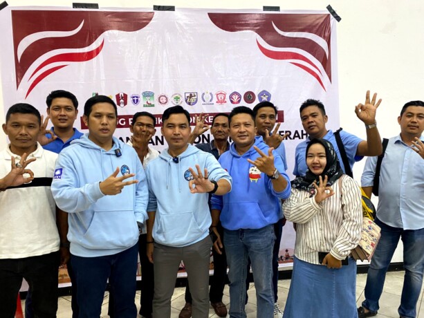 DIALOG : Pasangan calon bupati Kotawaringin Timur, Rudini - Paisal menghadiri dialog publik calon kepala daerah bersama pemuda dan mahasiswa, belum lama ini.