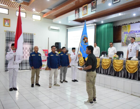 PELANTIKAN: Wakil Ketua Bid Organiasi PWI Kalteng, Doddy Khairi Asyadi melantik pengurus PWI Kabupaten Gumas di aula Bapperida, Rabu (30/10/2024).