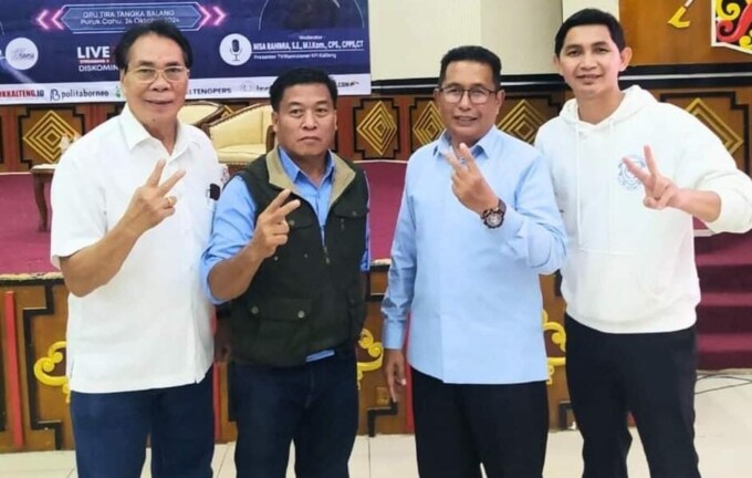 DISKUSI PUBLIK : Ketua Timses Nurani Rumiadi (dua dari kiri) foto bersama usai menghadiri diskusi publik dengan tujuan mengupas tuntas ide dan gagasan calon pemimpin Murung Raya, beberapa waktu lalu