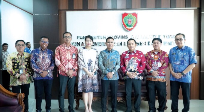 SIAP BERSINERGI : Manajemen PLN UID Kalselteng foto bersama dengan perwakilan Dinas Energi dan Sumber Daya Mineral (ESDM) Provinsi Kalimantan Tengah, di Kantor ESDM Kalteng, Kamis (24/10).