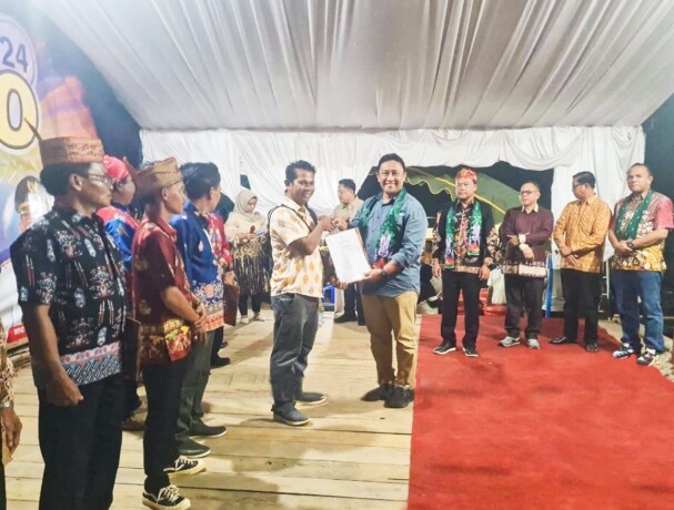 SERAH TERIMA : Wakil Gubernur Kalimantan Tengah Edy Pratowo saat memberikan SK Bupati Sukamara tentang Tim Kerja Bersama Pengelolana Kawasan Bernilai Konservasi Tinggi di Kabupaten Sukamara kepada PT Sukses Karya Mandiri, pada Sabtu (7/9) lalu.