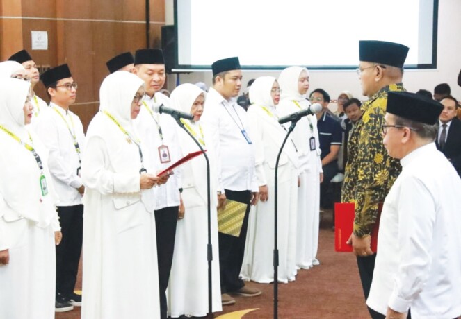 PELANTIKAN : Ketua PW MES Kalteng periode 2024-2029 Hj Norhani saat dilantik Sekretaris IV Pengurus Pusat MES, di Aula Eka Hapakat Kantor Gubernur Kalteng, Rabu (9/10).