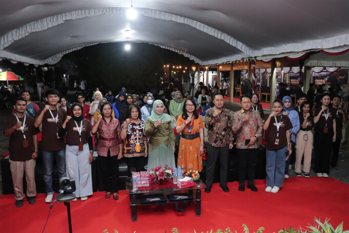 PENUTUPAN: Kepala Dispursip Kalteng Hj Nunu Andriani saat mengikuti penutupan Festival Literasi di halaman Kantor Dispursip Kalteng, Sabtu malam (26/10/24).