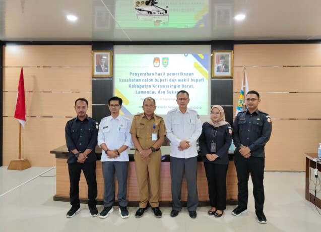 FOTO BERSAMA : Ketua KPU Kotawaringin Barat Chaidir dan para komisioner, dan Bawaslu foto bersama dengan Dirut RSSI Pangkalan Bun dr Fachrudin usai menggelar kegiatan, beberapa waktu lalu.