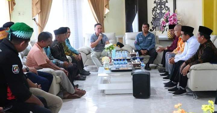 DISKUSI: Pj Bupati Lamandau Said Salim, mendampingi Gubernur Kalteng H Sugianto Sabran, saat menggelar ramah tamah bersama para tokoh, di Rumah Jabatan Bupati Lamandau, Sabtu (5/10/2024).