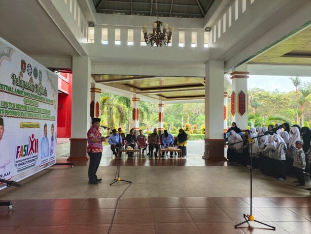 PELEPASAN: Asisten I Setda Katingan GH Edwar Doddy, ketika melepaskan rombongan  kafilah FASI ke XII tingkat Provinsi Kalteng tahun 2024 di halaman Kantor Bupati Katingan, Kamis (10/10/2024)