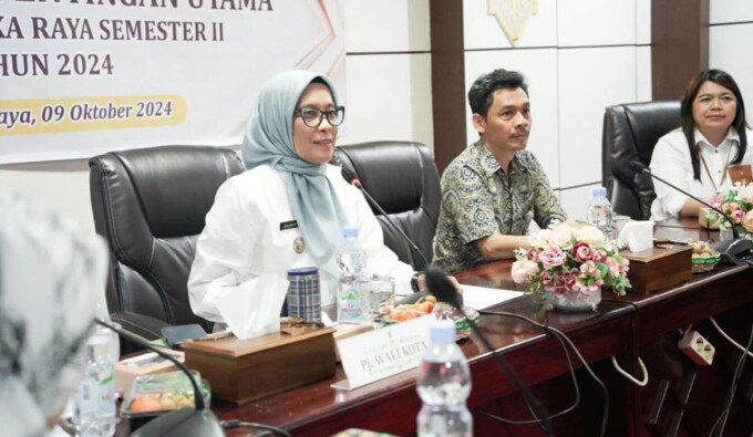 MENGHADIRI: Pj Wali Kota Palangka Raya, Dr Hera Nugrahayu didampingi oleh Kepala BPJS Kesehatan Cabang Palangka Raya, K Hindro Kusumo memimpin rapat forum komunikasi PKU Semester II Tahun 2024,di Rapat Peteng Karuhei I, Rabu (9/10/2024).