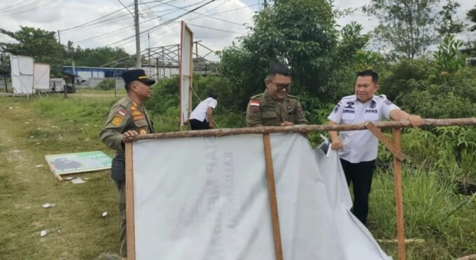 PENERTIBAN: Jajaran Anggota Satpol PP Katingan ketika melakukan penertiban terhadap reklame karena melakukan pelanggaran di wilayah Kota Kasongan, beberapa waktu lalu.