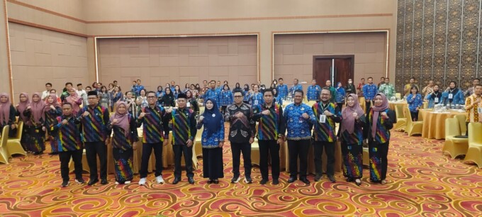 RAPAT KESRA : Plt Kepala Biro Kesra Ahmad Pahruka SPd MMP bersama Asisten Perekonomian dan Pembangunan (Ekbang) Setda Kalteng Sri Widanarni dan unsur lainnya usai menggelar rapat monitoring dan evaluasi bidang kesejahteraan rakyat Provinsi Kalteng tahun 2