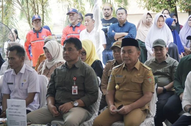 DAMPINGI GUBERNUR : Pejabat Sementara Bupati Kotawaringin Timur Shalahuddin mendampingi Gubernur Kalteng Sugianto Sabran memantau pasar murah di Kecamatan Parenggean, Rabu (16/10/2024).