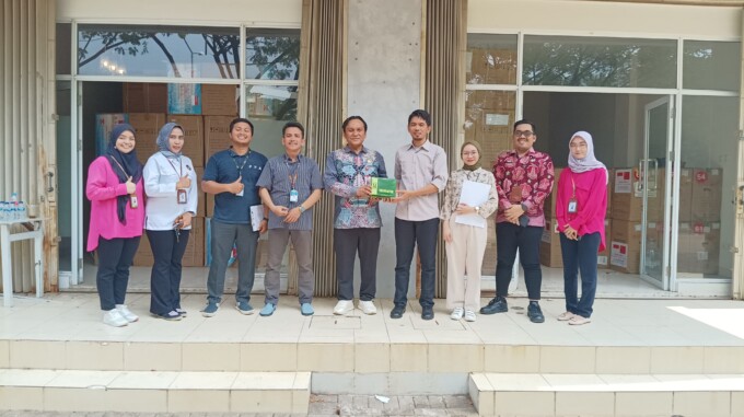 LANGSUNG : Kepala Dinas Kesehatan Bartim, dr. Jimmi W.S Hutagalung, menerima alkes dari Kemeko Marves, Rabu (16/10).