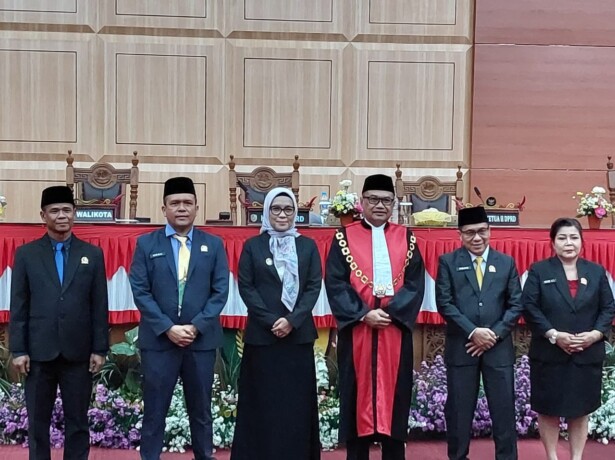 MENGHADIRI: Anggota DPRD Kota Palangka Raya, Khemal Nasery (dua dari kiri) saat mengikuti prosesi Pengambilan Sumpah Ketua dan Wakil Ketua II DPRD Kota Palangka Raya, di Ruang Rapat Paripurna DPRD Kota Palangka Raya, akhir pekan lalu.